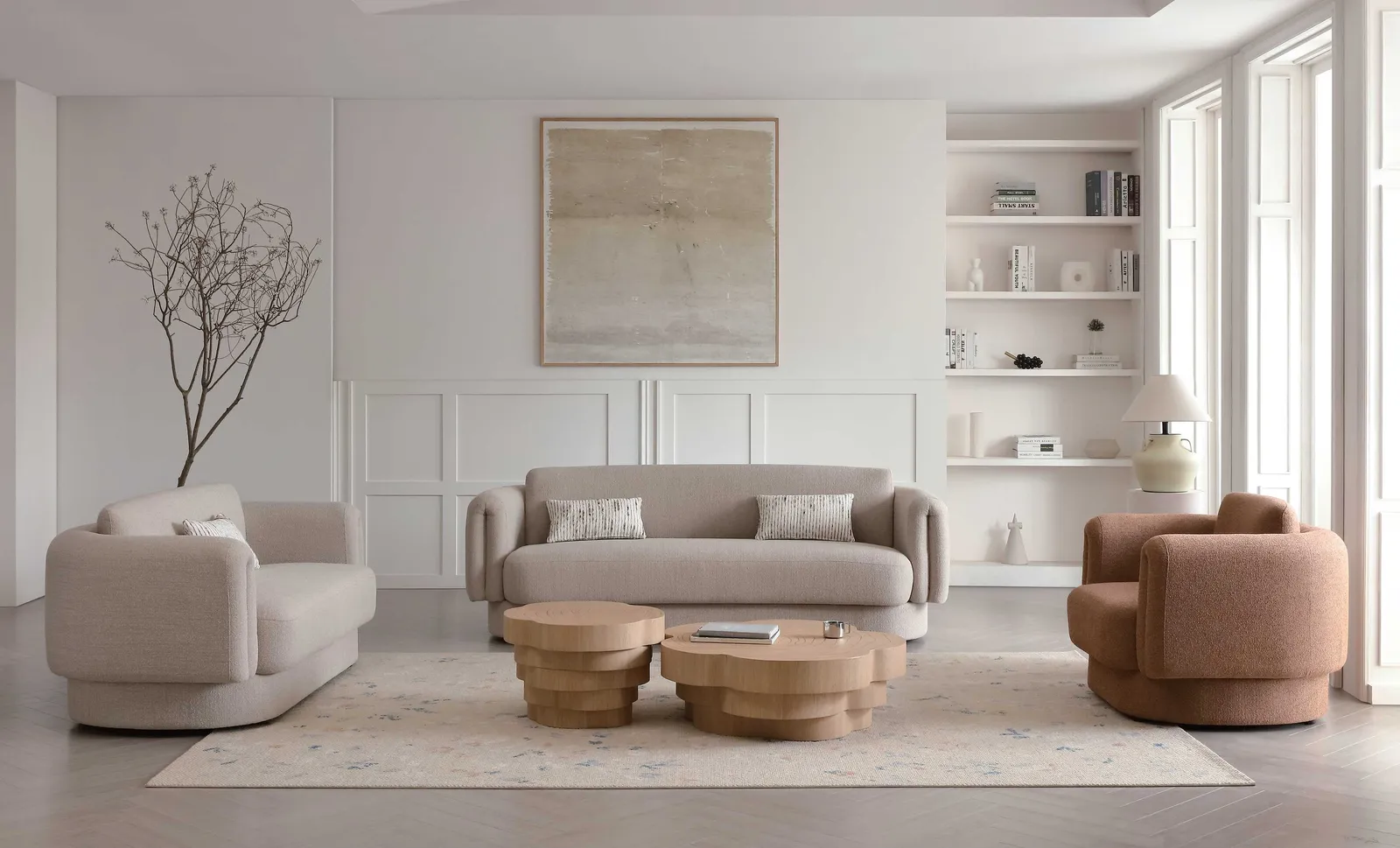 Woonkamer met twee lichte banken en een fauteuil in terracotta