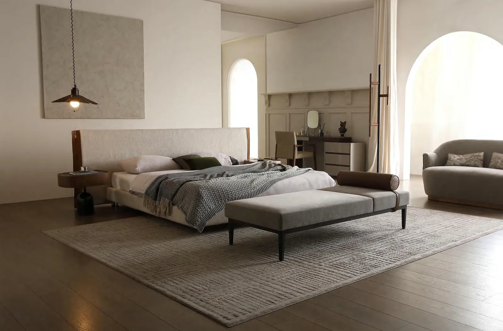 Slaapkamer met een laag bed, een bankje en boogramen