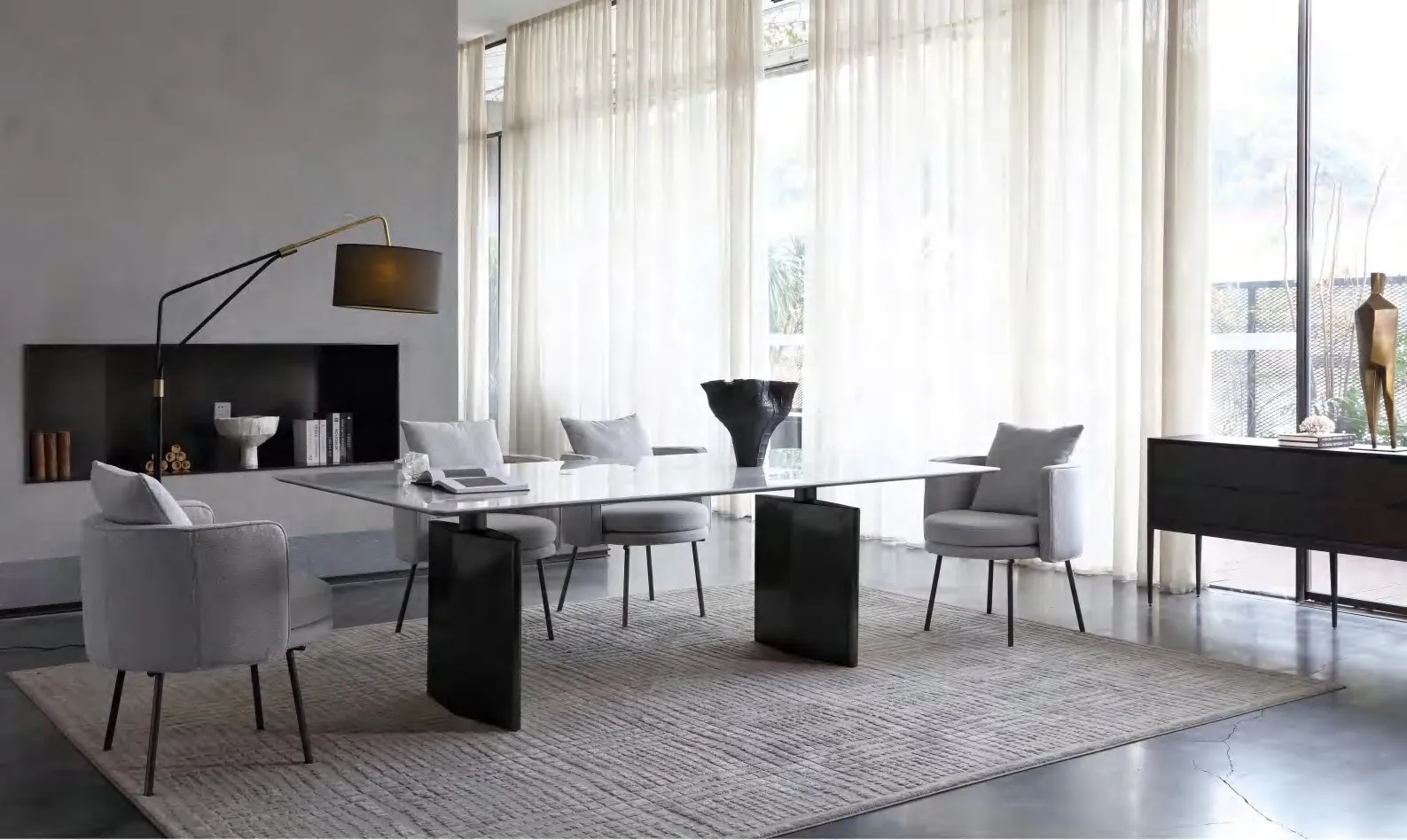 Eetkamer met een lange tafel, gestoffeerde stoelen en een dressoir