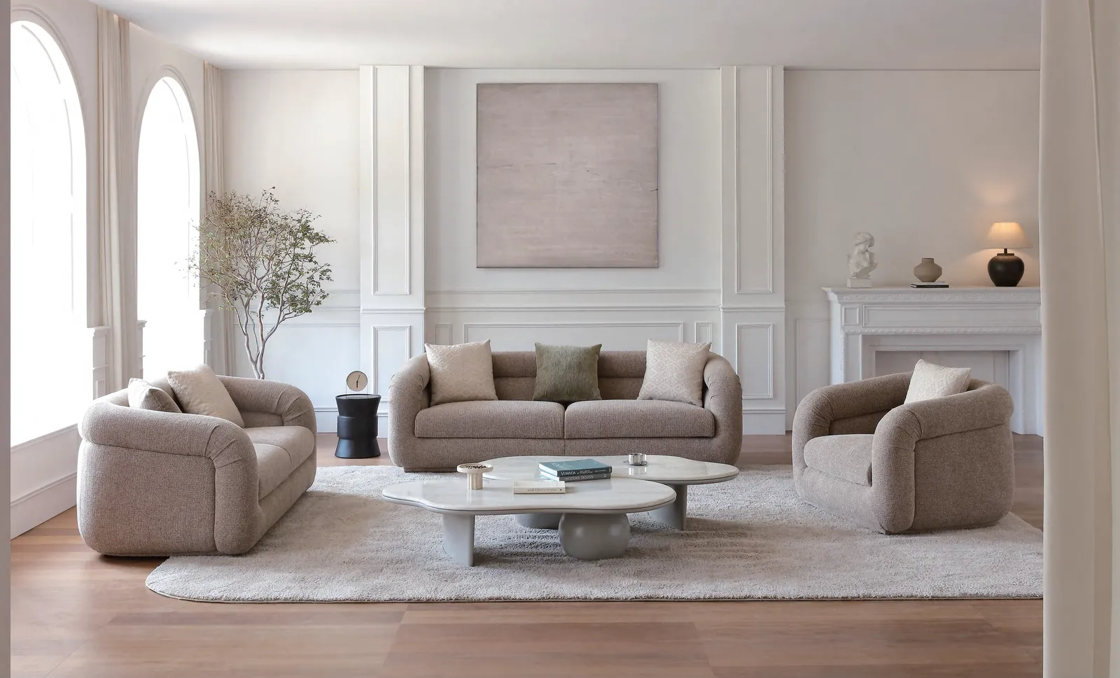 Lichte woonkamer met twee banken, een fauteuil en een lage salontafel
