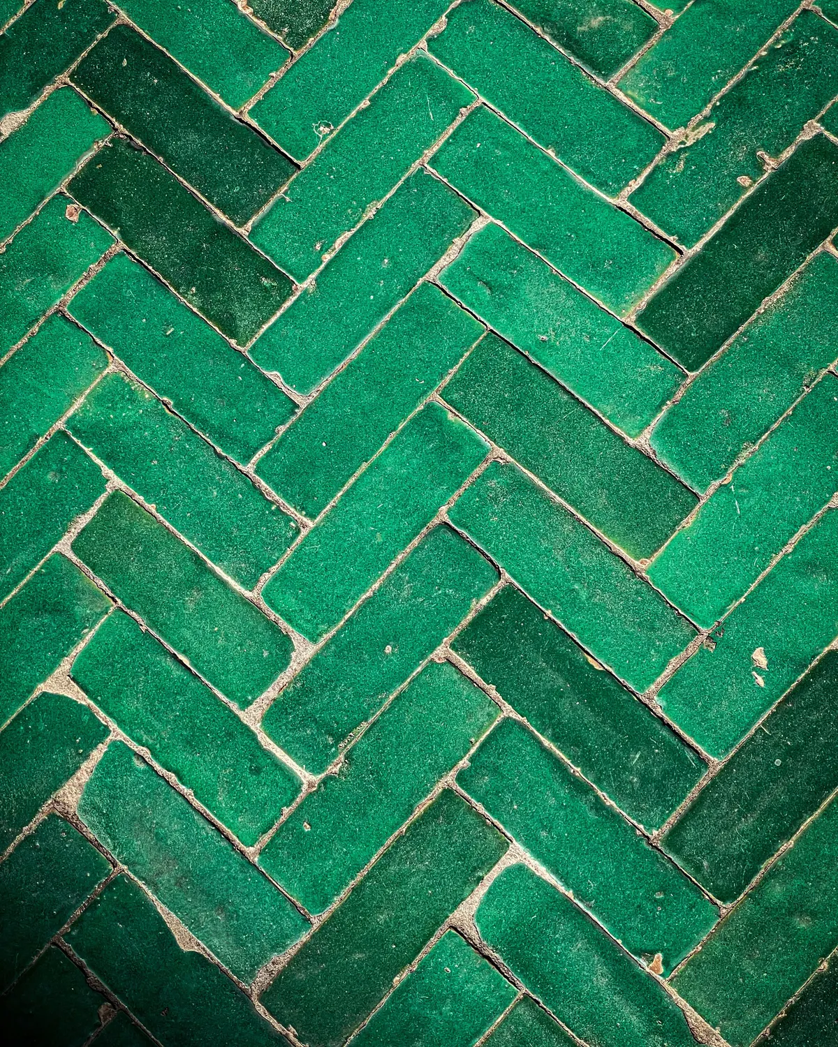 Groene handgemaakte zellige-tegels in visgraatverband
