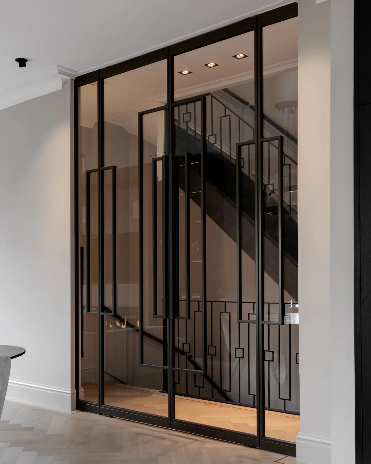 Stalen glaswand met licht getint glas voor een trappenhuis